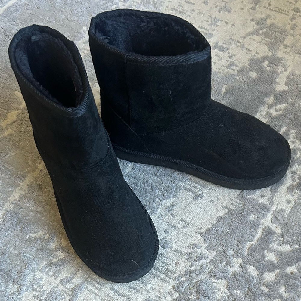 Like New! Youth Ugg-Style Boots